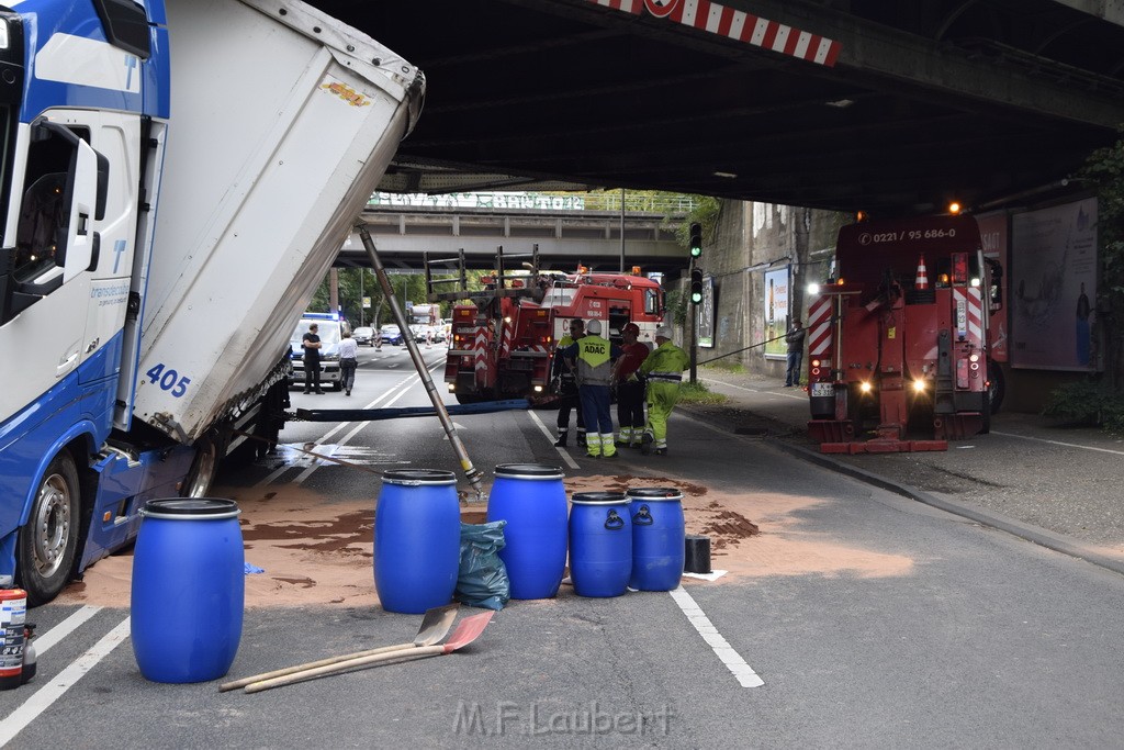 LKW blieb unter Bruecke haengen Koeln Ehrenfeld Innere Kanalstr Hornstr P208.JPG - Miklos Laubert